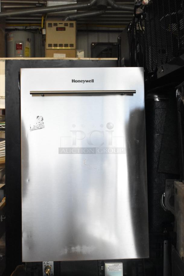 2025 Honeywell HDS18SS 18-inch dishwasher, stainless steel, features 8 place settings, 6 programs, slight scratches.