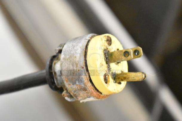 A close-up of the plug for a MagiKitch'n Commercial Countertop Chrome Top Flat Top Griddle. Plug shows rust.