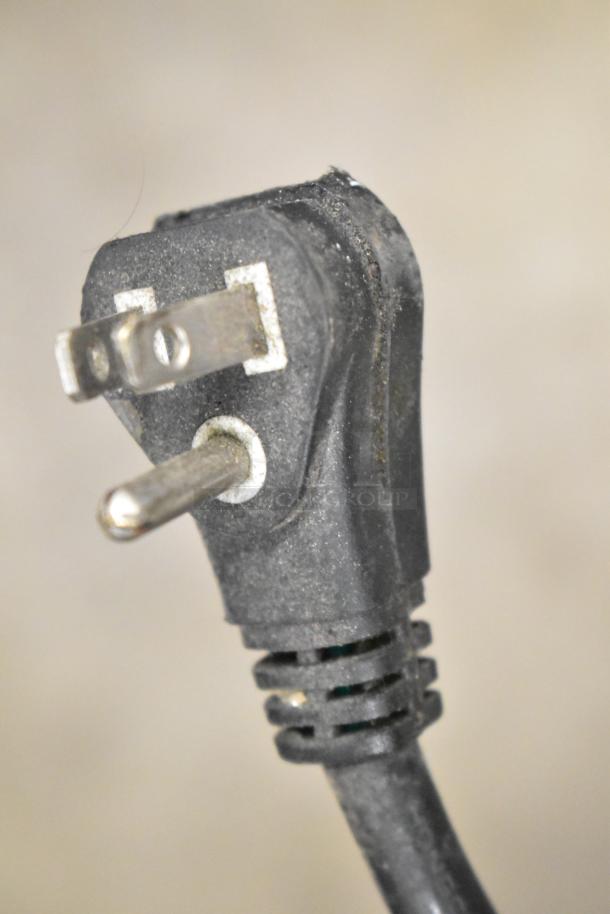 Turbo Air TCBE-36SDR-N6 plug, 115V, 3-prong, attached to commercial chef base.