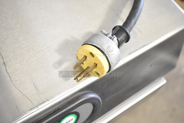 Star Pro Max Commercial Panini Press plug, 115 volts, 1 phase; metal surface. Ideal for restaurant use.