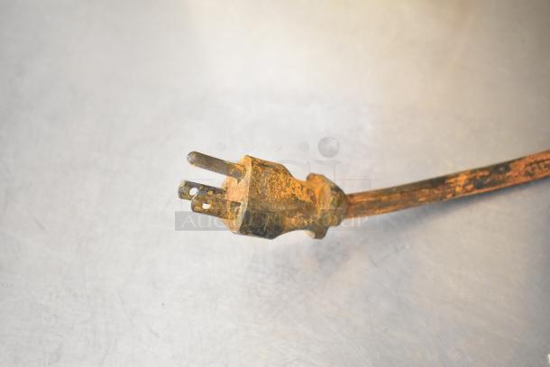 Cecilware countertop electric fryer with two metal fry baskets, 115 volts, 1-phase. Rust on power cord plug.