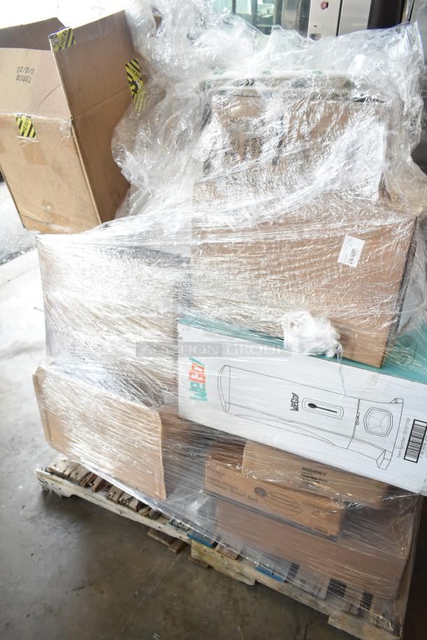 Shrink-wrapped pallet containing 30 scratch and dent items including hotel pans, spoons, and a juice dispenser. Boxes show visible labels and markings.
