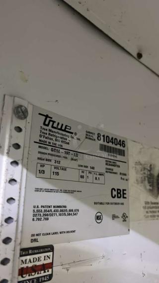 TRUE GDM-19T-LD merchandiser label, serial 8104046, 27", 115V, 1/3 HP, made in USA. For auction with travel case.