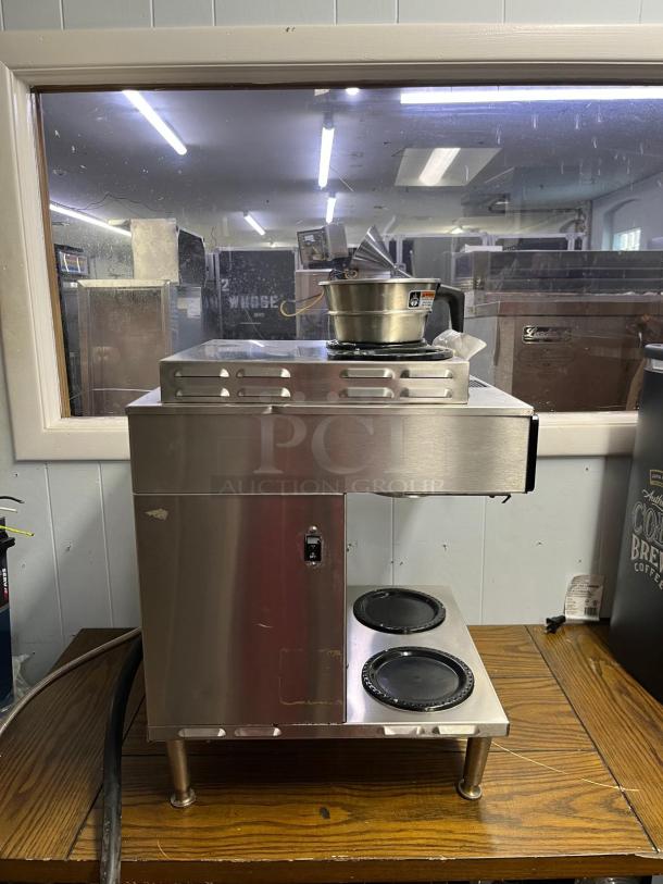 BUNN AXIOM 2/2 coffee brewer with stainless steel finish, two upper and two lower warmers, visible switch, good condition.