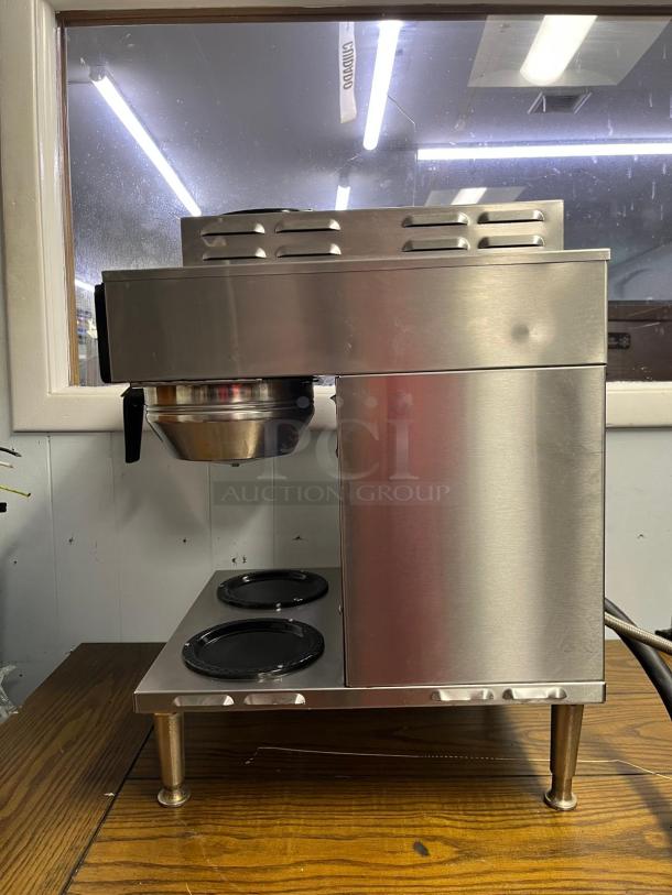 BUNN AXIOM 2/2 coffee brewer with 2 upper and 2 lower warmers, stainless steel finish, in good condition.