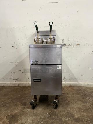 PITCO SG14-S-NG Solstice natural gas floor fryer, stainless steel, 40-50 lb capacity, 110,000 BTU, on casters.