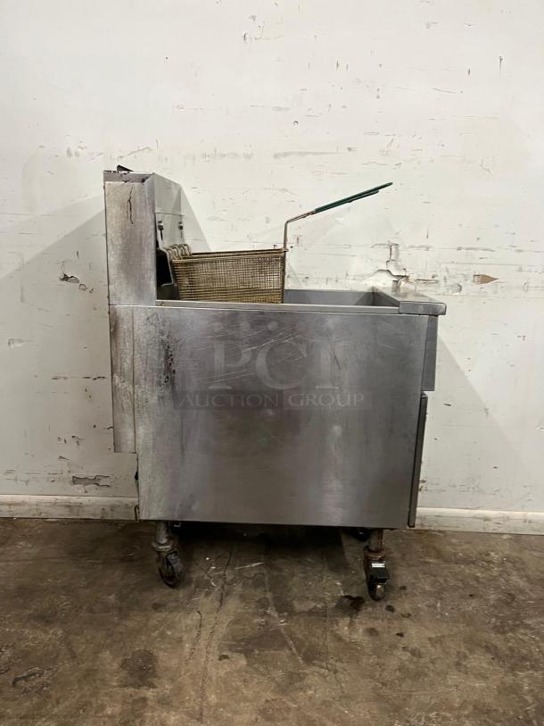 PITCO SG14-S-NG Solstice stainless steel natural gas floor fryer, 40-50 lb capacity, 110,000 BTU, used condition.