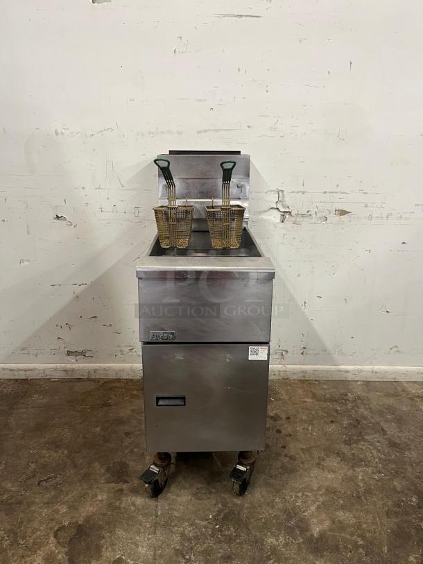 PITCO SG14-S-NG Solstice natural gas floor fryer, stainless steel, 40-50 lb capacity, 110,000 BTU, good condition.