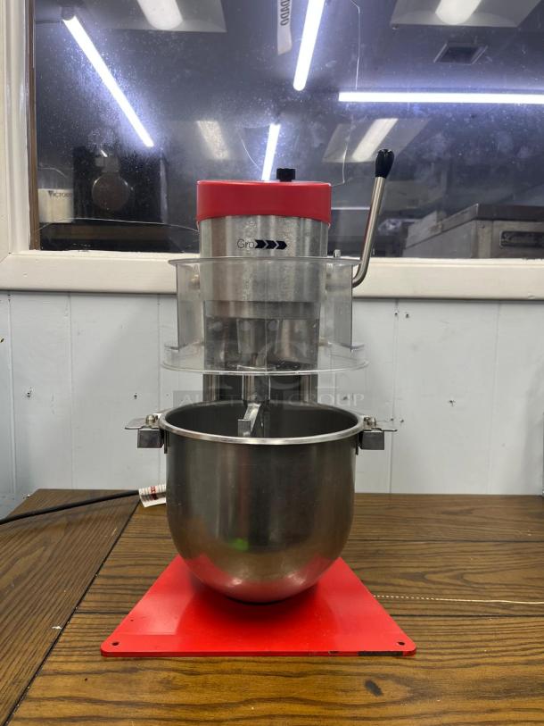 SAMMIC BM-5E planetary mixer, stainless steel bowl, red base, visible controls, excellent condition, for professional kitchens.