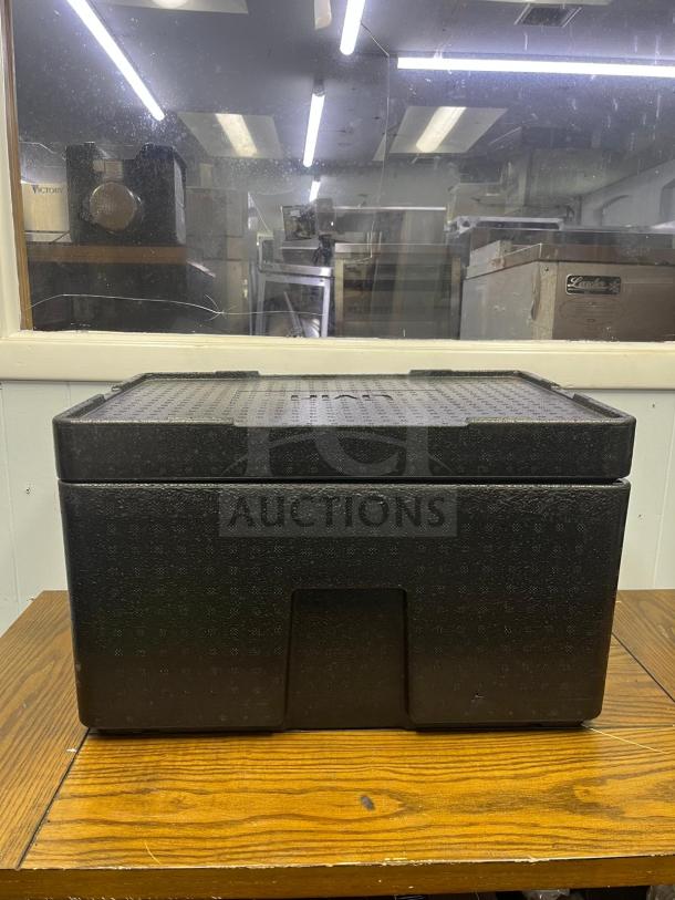 CAMBRO EPP180SW110 Cam GoBox Insulated Food Pan Carrier, 48.6 qt, black, sturdy condition, textured exterior.