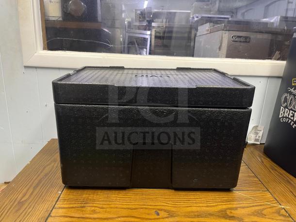 CAMBRO EPP180SW110 Cam GoBox insulated food pan carrier, 48.6 qt, foam construction, black, good condition.