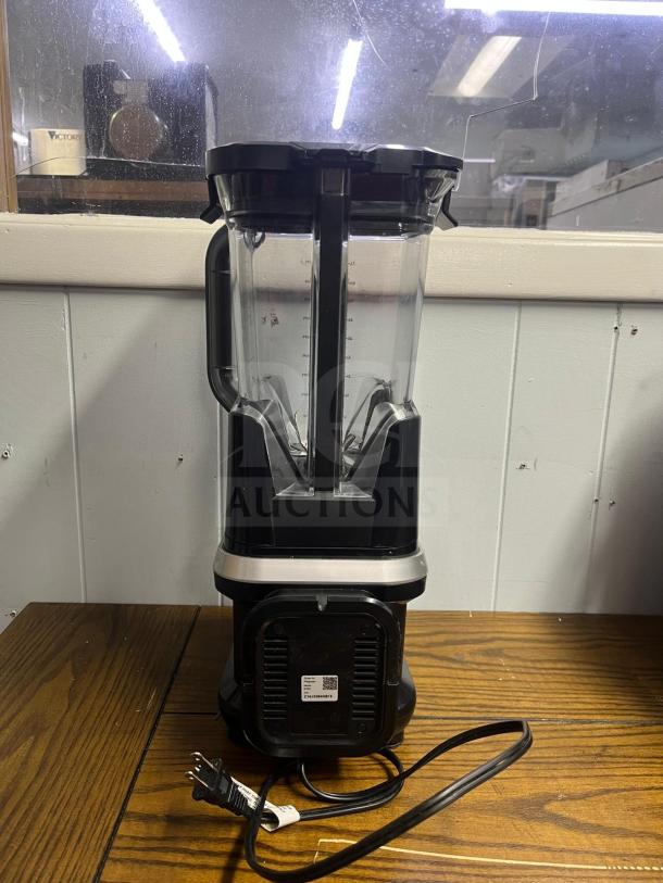 NINJA IV701 blender, 72 oz, black, 1400-peak-watt motor, DrinkSaver feature, used condition, visible power cord.