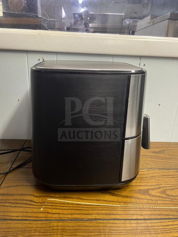 Insignia™ 5 Qt. Digital Air Fryer, stainless steel, sleek design, excellent condition. Model: AIR FRYER.