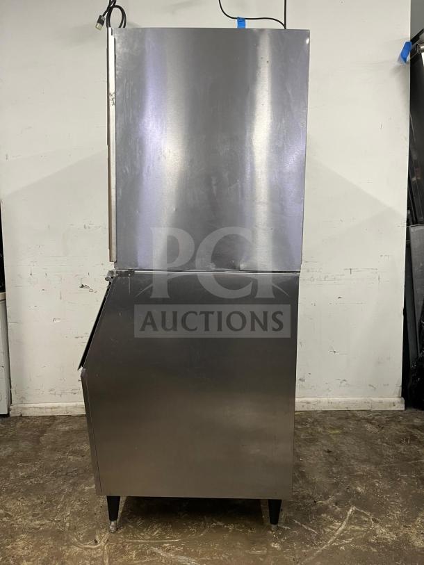 Hoshizaki KM-901MAJ 30" ice machine with stainless steel finish, 950 lb/day production, 500 lb storage, air cooled.