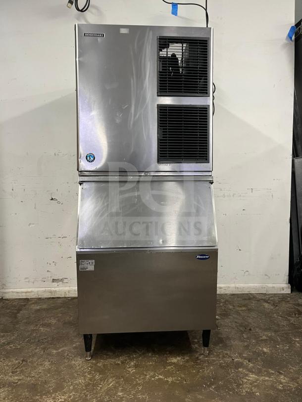 Hoshizaki KM-901MAJ ice machine, stainless steel finish, 950 lb/day capacity, 500 lb storage. Air cooled, crescent cube.