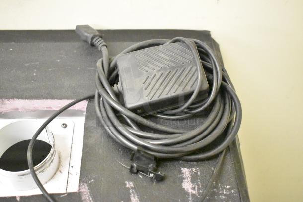 Quatro Air Technologies PGR-21 dust collector, visible power cord, robust design, used condition. 100-120V, 1 Phase.