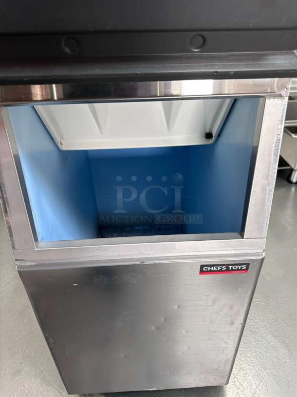 Hoshizaki KM-520MAJ commercial ice machine with stainless steel body and storage bin. Air-cooled, top-tier condition.