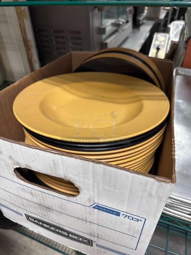 Assorted melamine plates in excellent condition, approx. 30 pieces, yellow and black, heavy-duty restaurant dinnerware in a box.