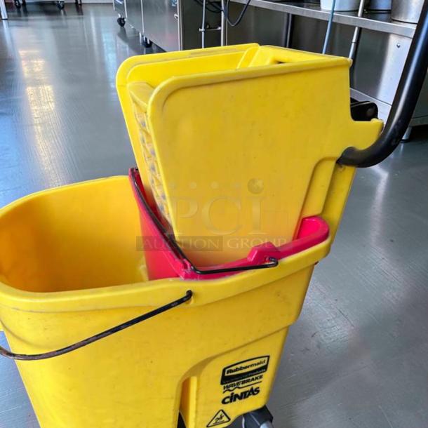Rubbermaid WaveBrake 35 Qt. mop bucket set in superb condition, features side press wringer, dirty water separator, fully tested.