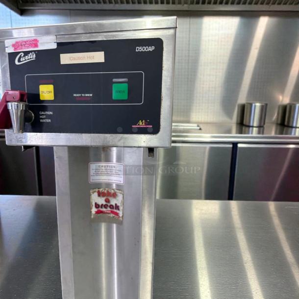 Exceptional condition Wilbur Curtis D500GT12A000 automatic coffee brewer with hot water faucet; fully tested & operational.