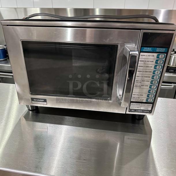 Sharp R22GTF commercial microwave, 1,200W, stainless steel, 20 programmable memories, superior condition, fully tested.