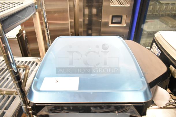 2025 Hobart HTi-7LH4W commercial scale, countertop, tested, blue top. Note: screen damage. Voltage: 120/208-240, 1 phase.