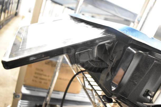 2025 Hobart HTi-7LH4W commercial scale with visible screen damage. Tested and working. 120/208-240V, 1 phase.