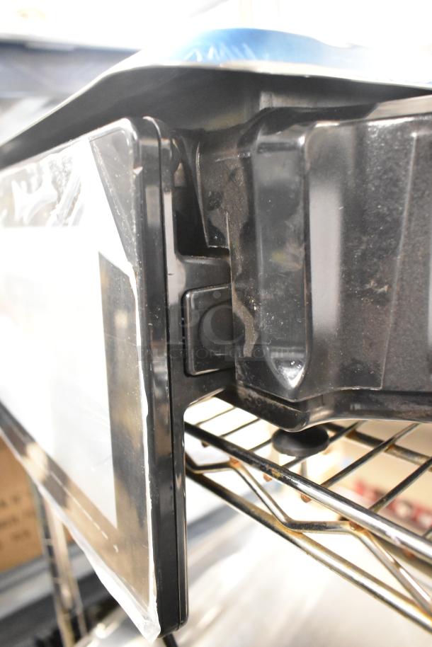 2025 Hobart HTi-7LH4W scale, showing edge detail. Notable for screen damage. 120/208-240V, 1 phase, tested working.