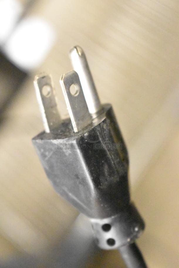 2025 Hobart HTi-7LH4W scale plug view, used condition. 120/208-240V, 1-phase. Screen damage noted, tested working.