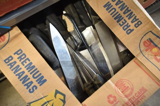 Box of 100 sharpened stainless steel knives, including chef knife, in cardboard packaging. Excellent condition.