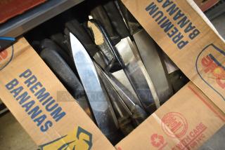 Box of 100 sharpened stainless steel knives, including chef knife, in cardboard packaging. Excellent condition.