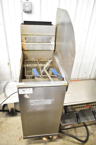 2022 Pitco Frialator 40D natural gas deep fat fryer w/ side splash guard, 2 fry baskets, 107,000 BTU, commercial use.