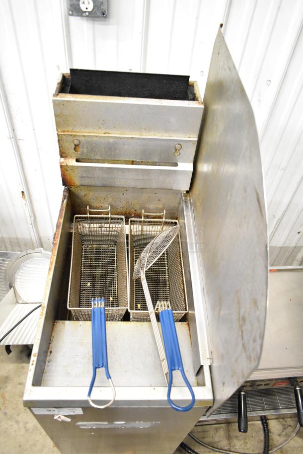 2022 Pitco Frialator 40D fryer, natural gas, with side splash guard and 2 baskets. Shows signs of use, 107,000 BTU.