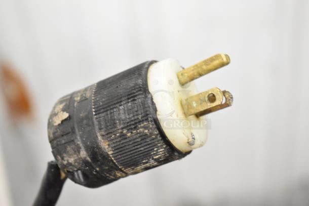 2017 Continental CPA68 Pizza Prep Table plug, showing 115V, 1 Phase connection. Slight wear visible on plug casing.