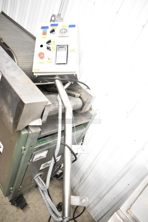 Lenin gas-powered chip fryer, 220,000 BTU, conveyor style on casters. Features include control panel, metallic finish.