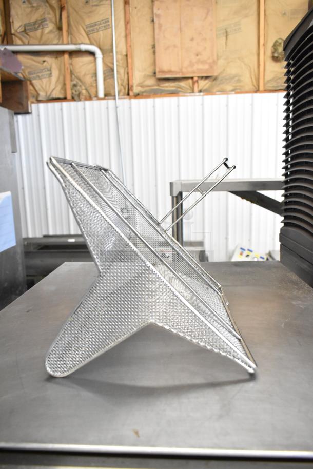 New Vigor sediment tray, stainless steel mesh, for 1/2 size steam table pan. Anti-jam design, durable construction.