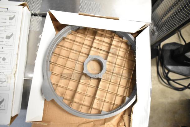 Robot Coupe 28132 25/32" slicing disc in packaging, new, visible grid structure; includes 28121 dicing grid.