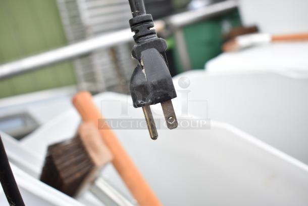 Power plug of a Floor Style Fan, 115 Volts, 1 Phase, in good condition.