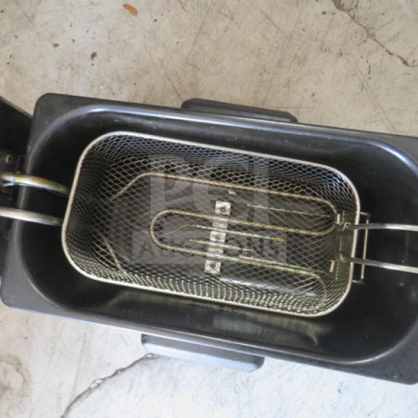 Chefman Tabletop Deep Fryer MJ07-3SS-T; missing cord; includes frying basket; used condition.