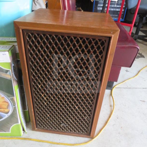 Vintage Sansui speaker with lattice grille, wooden cabinet. Appears in good condition, suitable for collectors or enthusiasts.