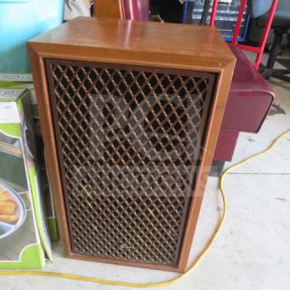 Vintage Sansui speaker with lattice grille, wooden cabinet. Appears in good condition, suitable for collectors or enthusiasts.