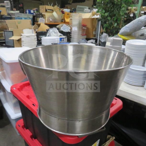 Stainless steel 20x13 beverage holder, excellent condition, cylindrical shape, suitable for event use.