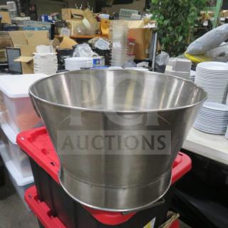 Stainless steel 20x13 beverage holder, excellent condition, cylindrical shape, suitable for event use.