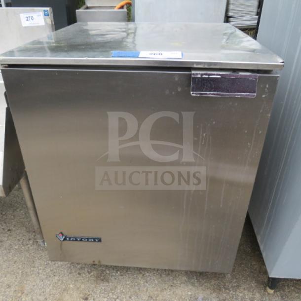 Victory UR27SST one-door refrigerator, stainless steel, on casters, with one rack. Dimensions: 27x29x36 inches. 115 Volt.