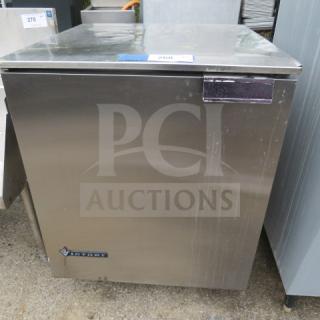 Victory UR27SST one-door refrigerator, stainless steel, on casters, with one rack. Dimensions: 27x29x36 inches. 115 Volt.