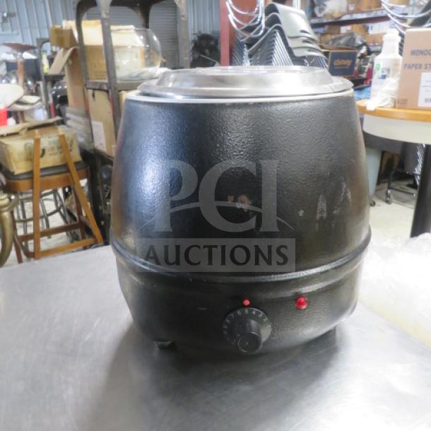Winco ESW66 soup warmer with lid, 120V, 400W, used condition, black exterior, features adjustable heat dial.