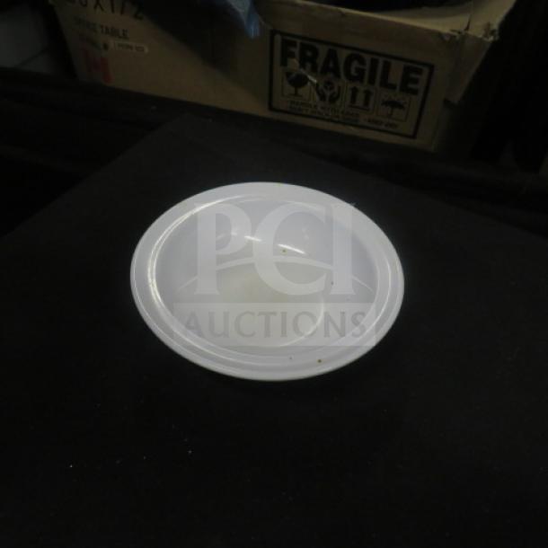 One white GET salsa bowl from a lot of 13, in good condition, with a smooth finish and round shape.