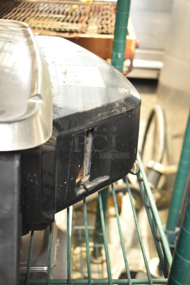 2018 Hobart HTi-7LH3 commercial countertop scale with visible screen damage; tested and working, 120/208-240 volts, 1 phase.