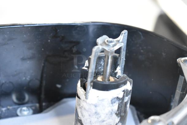 2016 Hobart HTi-7LH food portioning scale component. Missing power cord, tested non-functional. 120/208-240V, 1 phase.