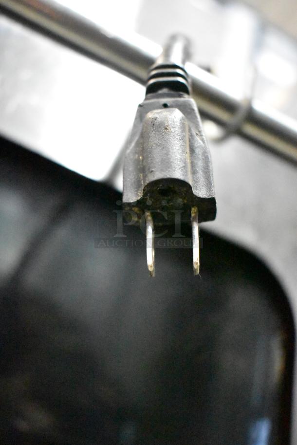 Close-up of the power plug for a Vollrath Cayenne Countertop Convection Oven, 115 volts, 1 phase.